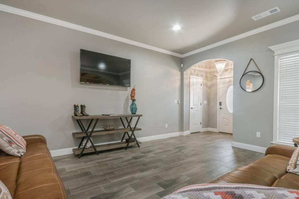 Cheerful 3 Bedroom Home, King Bed, 10 Min From Palo Duro Canyon, Fireplace, Washer Dryer 외부 사진