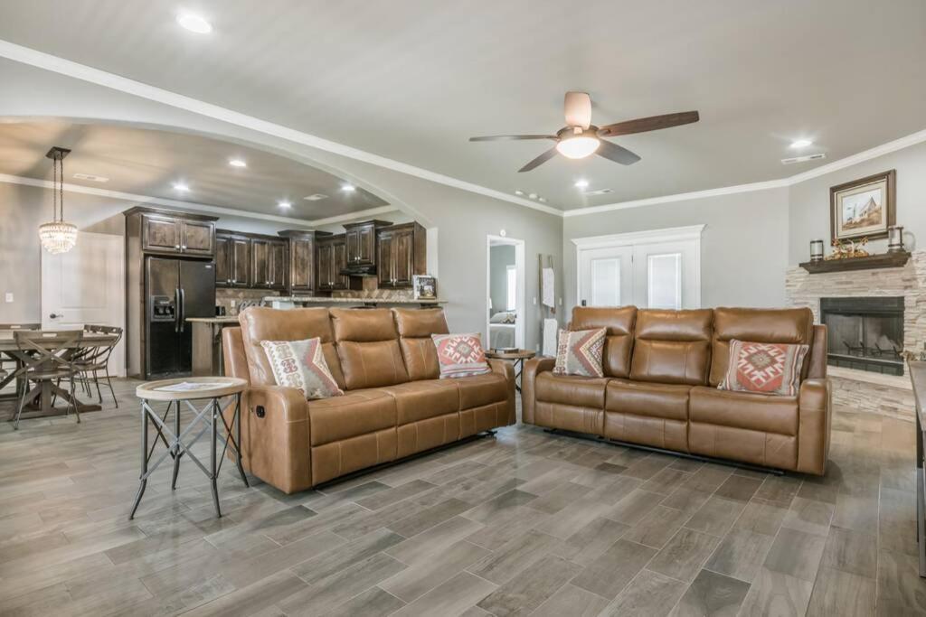Cheerful 3 Bedroom Home, King Bed, 10 Min From Palo Duro Canyon, Fireplace, Washer Dryer 외부 사진