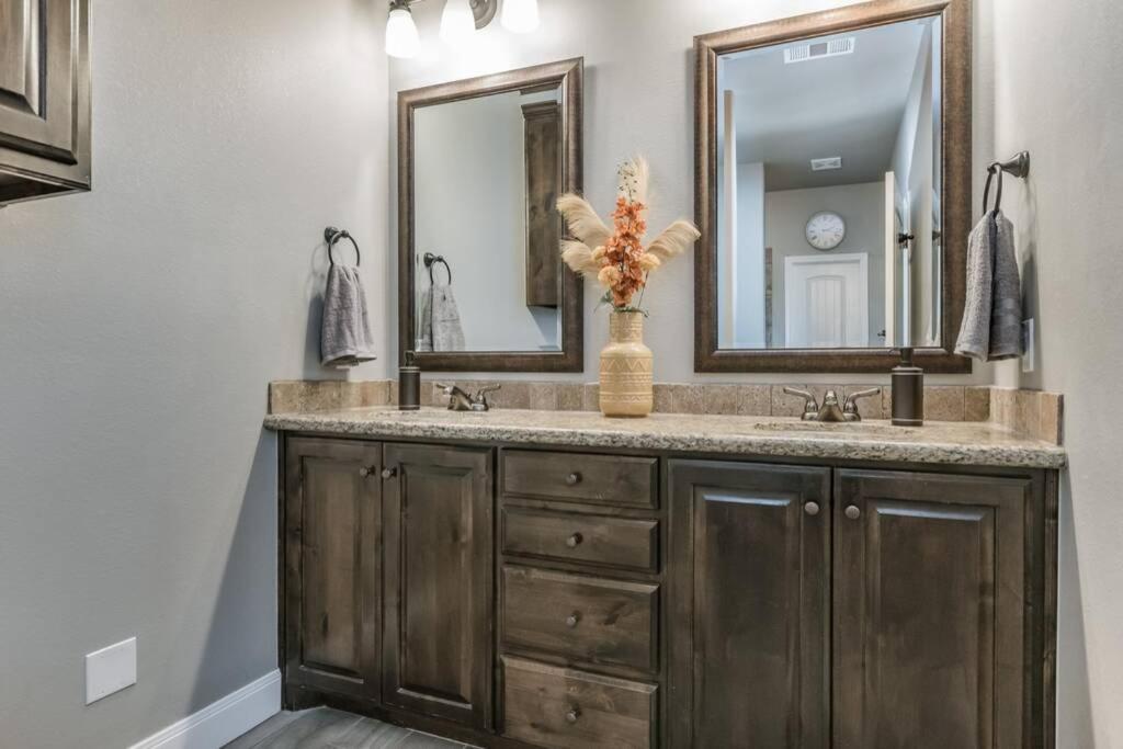 Cheerful 3 Bedroom Home, King Bed, 10 Min From Palo Duro Canyon, Fireplace, Washer Dryer 외부 사진